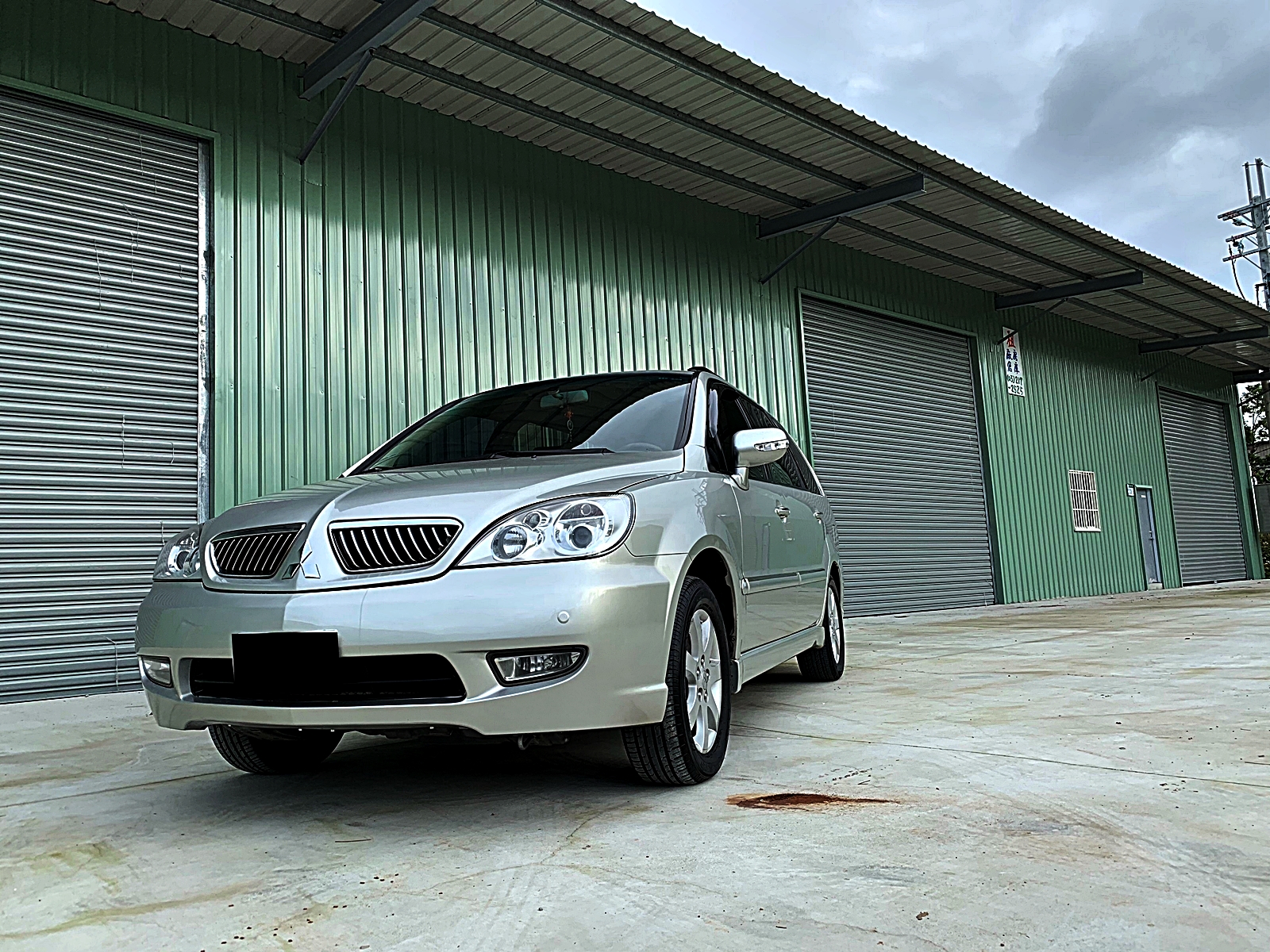2005 Mitsubishi Savrin