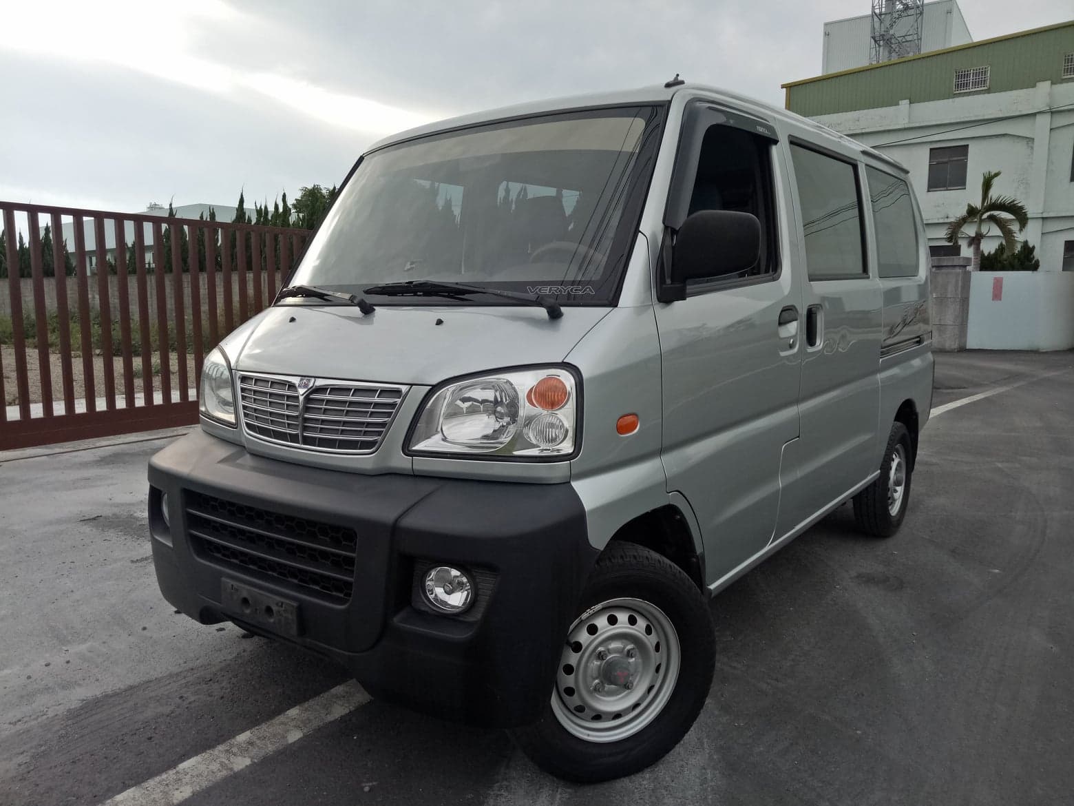 2011 Mitsubishi 商用車