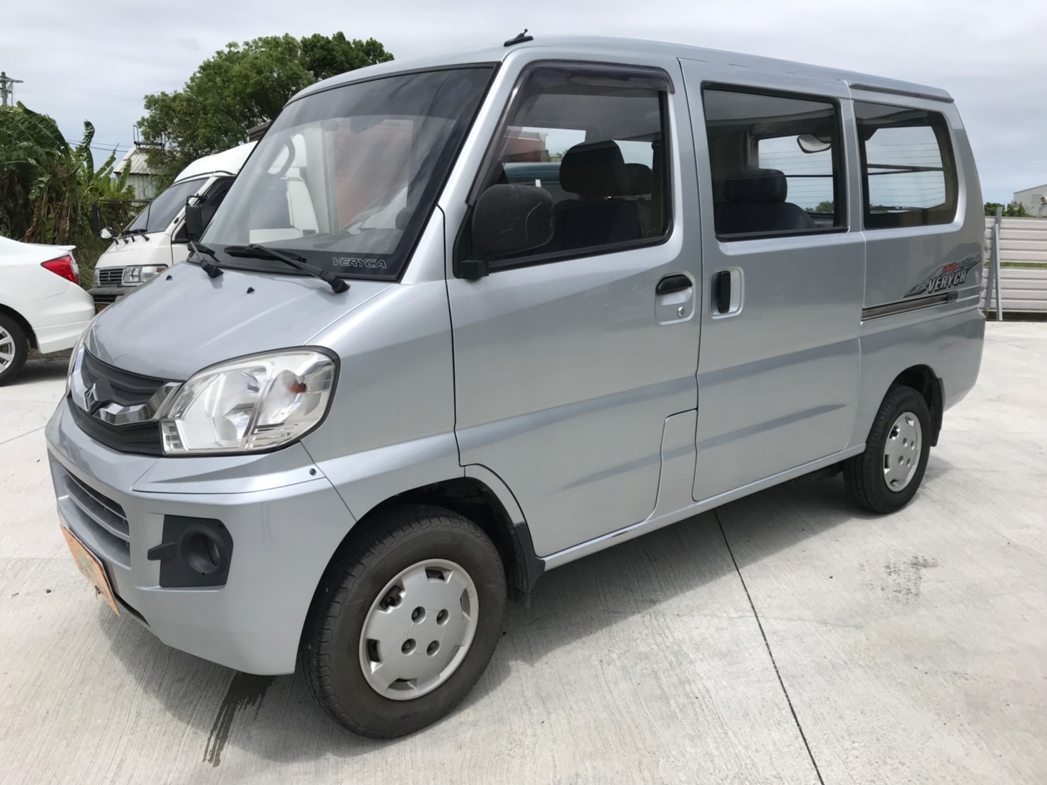 2014 Mitsubishi 三菱 商用車