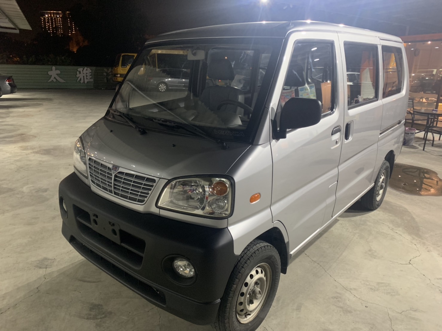 2009 Mitsubishi 三菱 商用車
