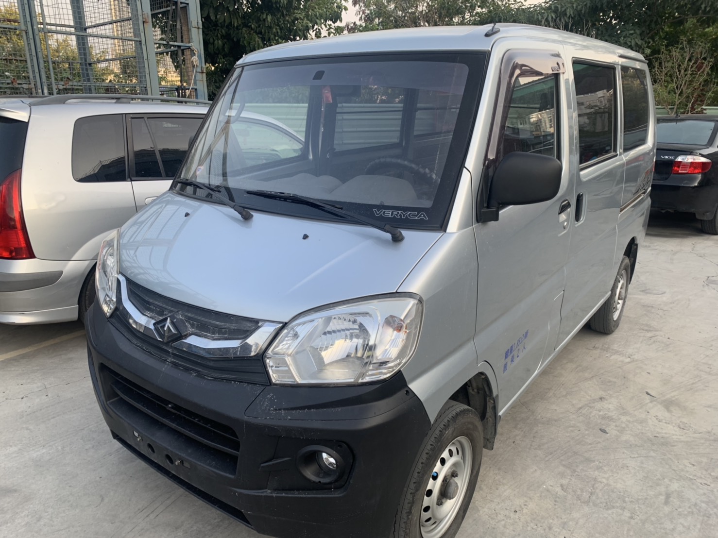 2013 Mitsubishi 三菱 商用車